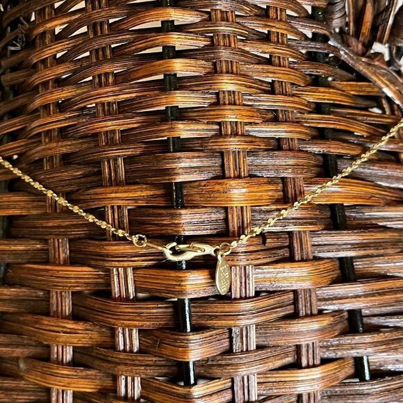 Gold tone 100 dollar bill pendant on vintage American showcase gold tone chain - Picture 4 of 4